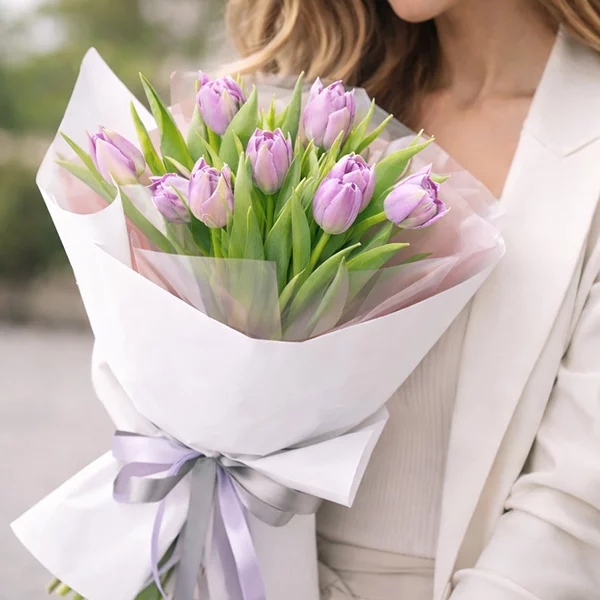Весне дорогу! - букет из сиренево-розовых тюльпанов 